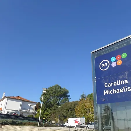 Tatil Evi Carolina M In Front Of Metro *