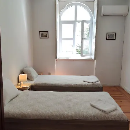 Carolina M In Front Of Metro Hébergement de vacances Oporto