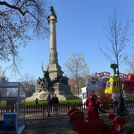 Carolina M In Front Of Metro Hébergement de vacances Oporto