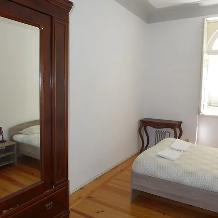 Carolina M In Front Of Metro Hébergement de vacances