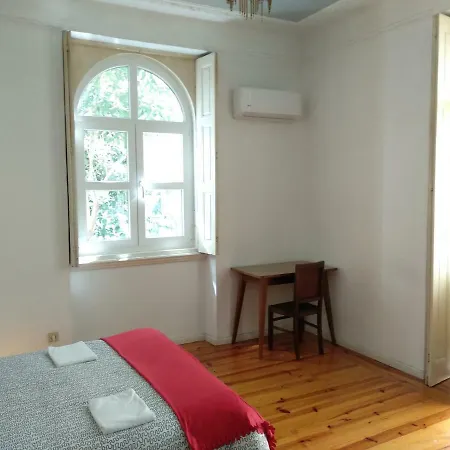 Carolina M In Front Of Metro Hébergement de vacances Oporto