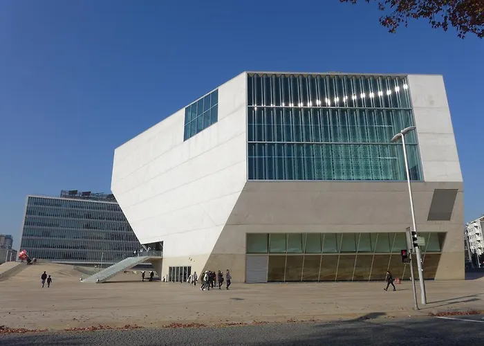 Carolina M In Front Of Metro Πόρτο