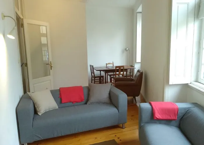 Carolina M In Front Of Metro Hébergement de vacances