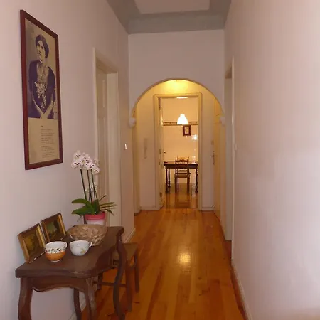 Carolina M In Front Of Metro بيت للعطل