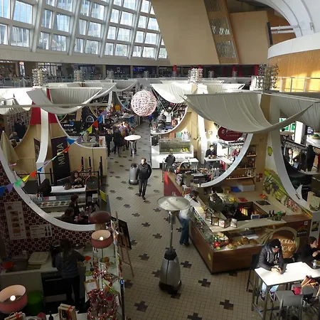 Carolina M In Front Of Metro بيت للعطل *