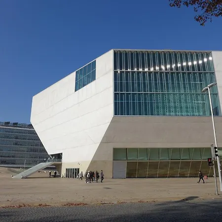 Carolina M In Front Of Metro Порту